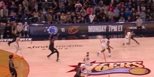 完美世界电竞官网-致命失误立即摊手！恩比德不对眼前人犯规而举双手连走9步找裁判