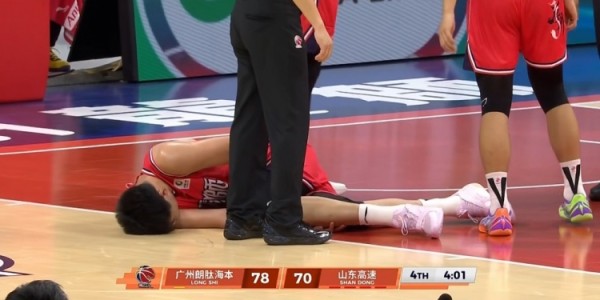 升级了！徐昕被克里斯撞到肋部痛苦倒地 裁判回看后吹克里斯违体