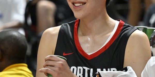 完美世界体育平台-凯莱布-乐福：杨瀚森很有天赋&amp;amp;笑容满面 我很喜欢和他一起打球