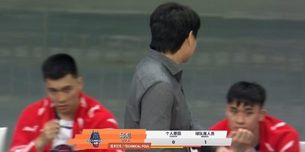 升级了！徐昕被克里斯撞到肋部痛苦倒地 裁判回看后吹克里斯违体